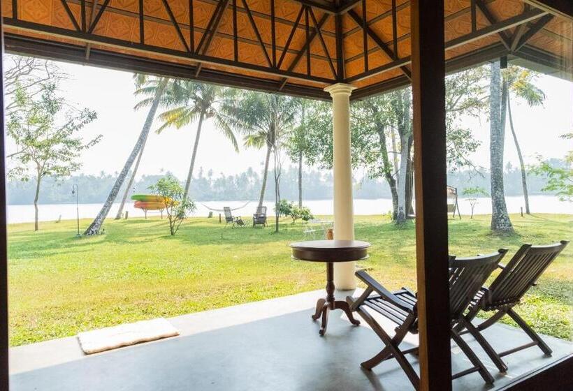 اتاق لوکس با چشم‌انداز دریاچه, Cranganor History Café & Riverside Château