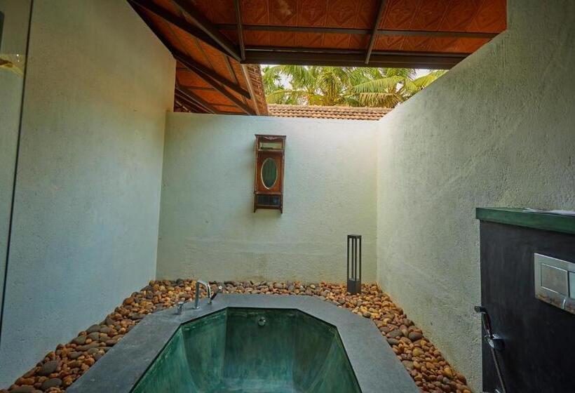 اتاق لوکس با چشم‌انداز دریاچه, Cranganor History Café & Riverside Château