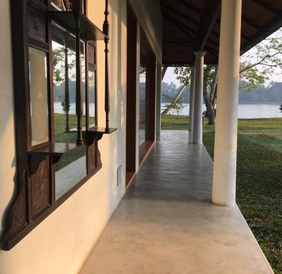 اتاق لوکس با چشم‌انداز دریاچه, Cranganor History Café & Riverside Château