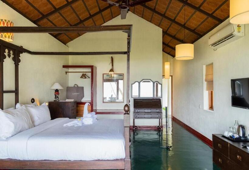 اتاق لوکس با چشم‌انداز استخر, Cranganor History Café & Riverside Château