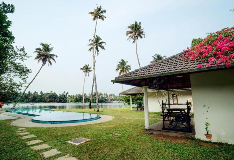 اتاق لوکس با چشم‌انداز استخر, Cranganor History Café & Riverside Château