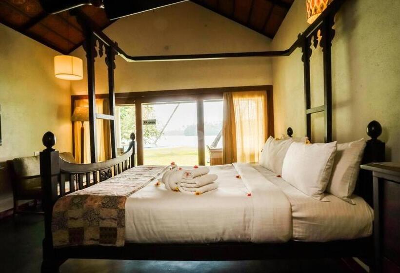 اتاق لوکس با چشم‌انداز استخر, Cranganor History Café & Riverside Château