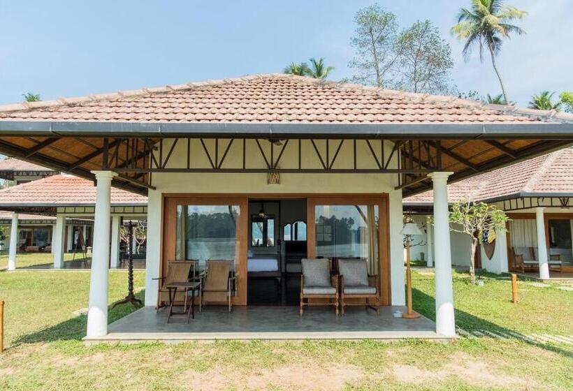 اتاق لوکس با چشم‌انداز استخر, Cranganor History Café & Riverside Château