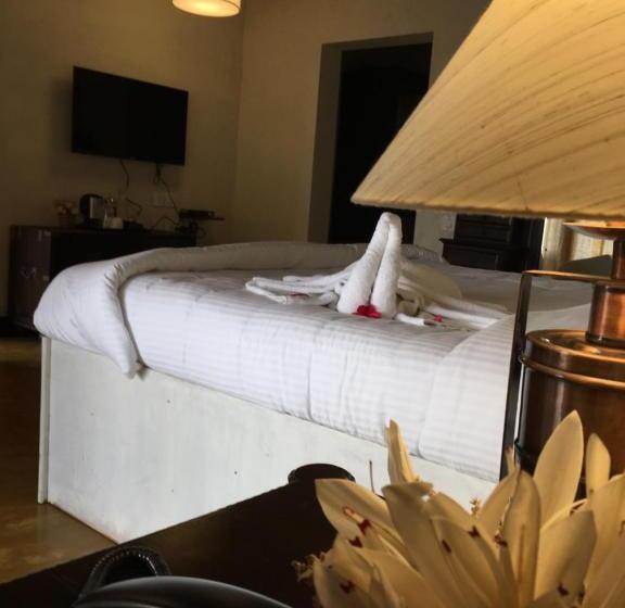 اتاق لوکس, Cranganor History Café & Riverside Château