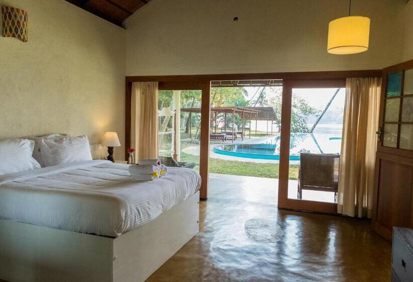 اتاق لوکس, Cranganor History Café & Riverside Château