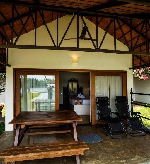 اتاق لوکس, Cranganor History Café & Riverside Château