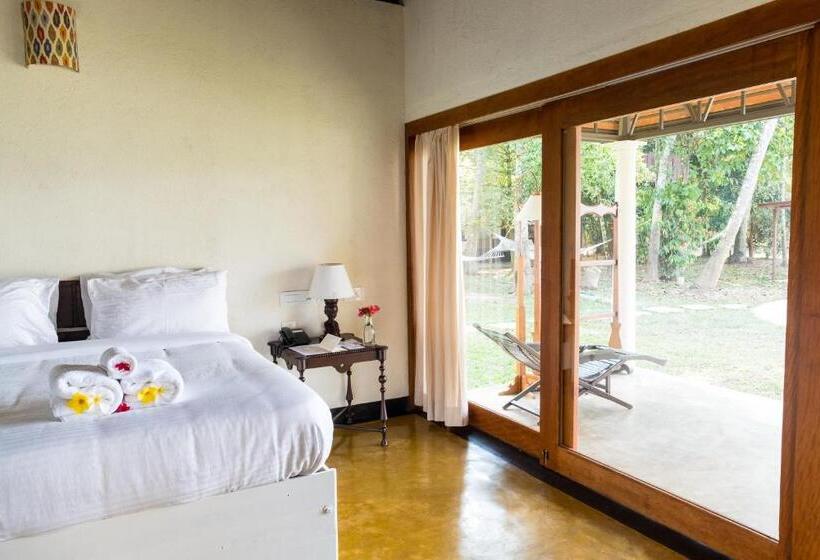 اتاق لوکس, Cranganor History Café & Riverside Château