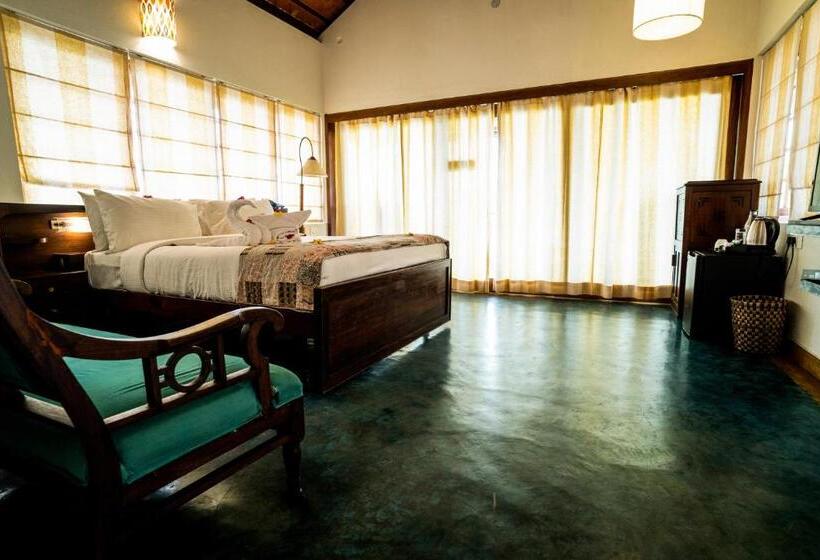 اتاق استاندارد با تخت بزرگ, Cranganor History Café & Riverside Château