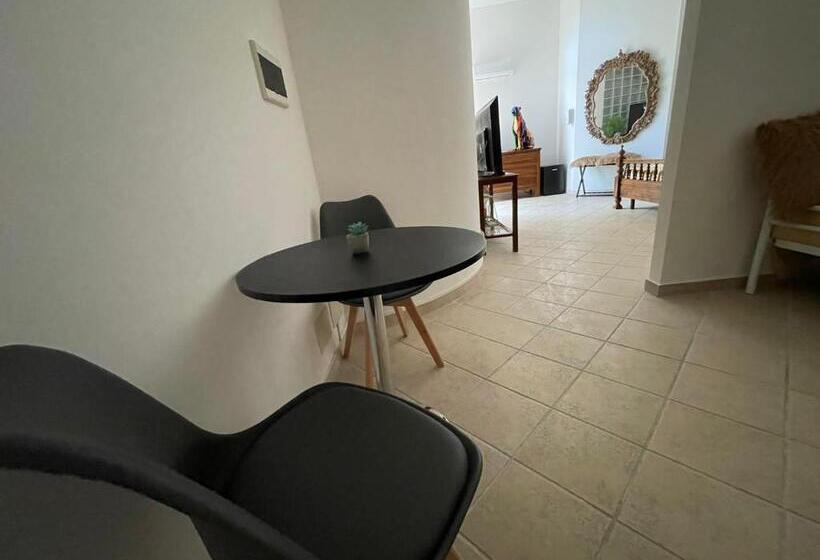 غرفة قياسية رباعية, Wild Rooms&house