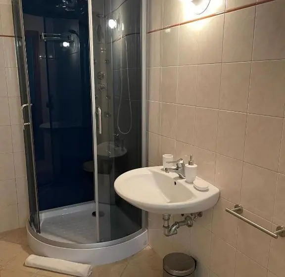 اتاق استاندارد چهار تخته, Wild Rooms&house