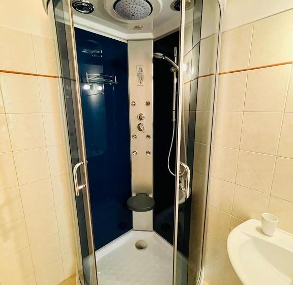 غرفة قياسية رباعية, Wild Rooms&house