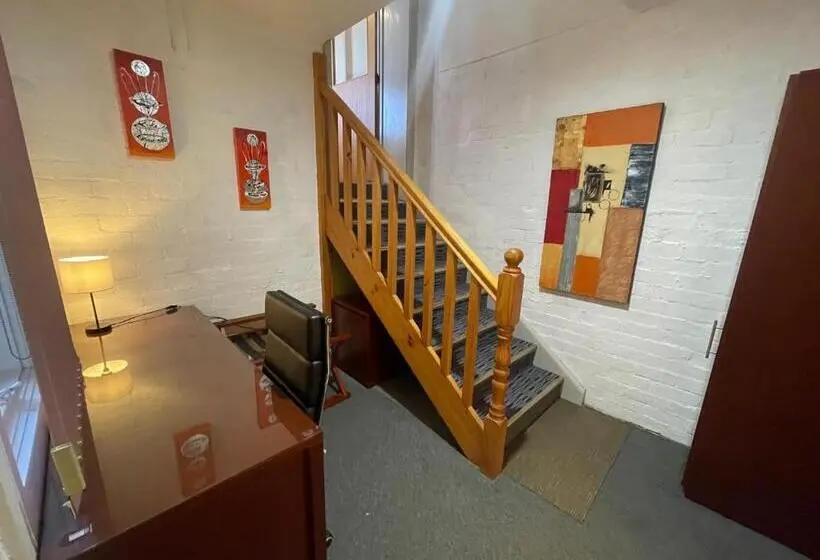 Standard-studio Merinäkymä, Oakleigh House