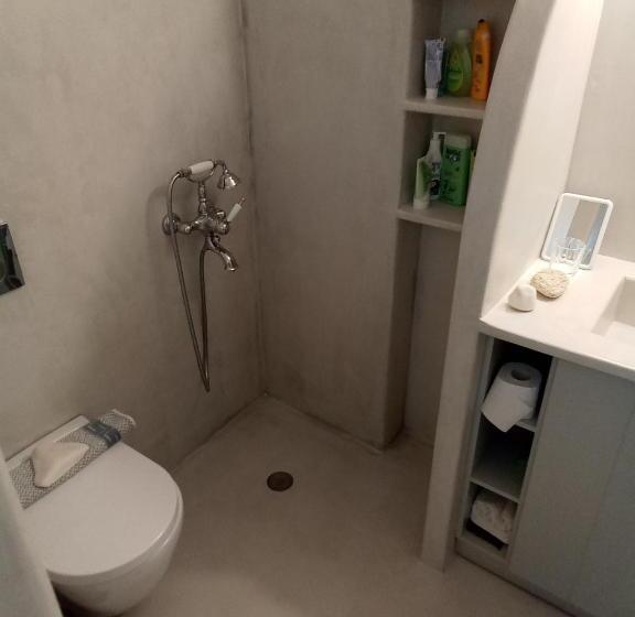 Quarto Quádruplo Deluxe, Clementina Paros