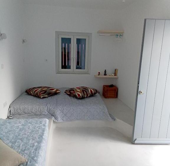 Quarto Quádruplo Deluxe, Clementina Paros