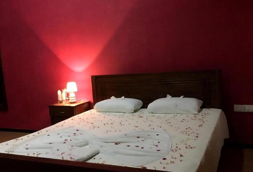 디럭스 트리플 룸, Crown Holiday Village Near Marawila