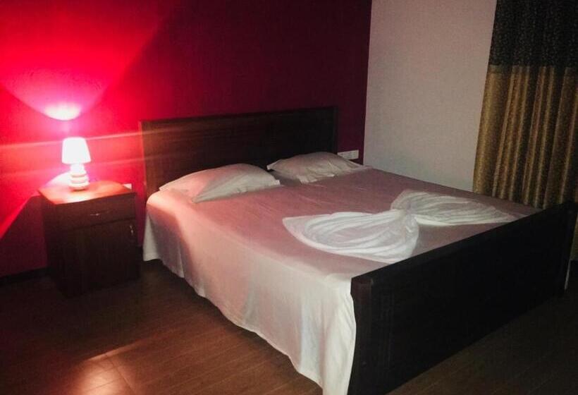 디럭스 트리플 룸, Crown Holiday Village Near Marawila