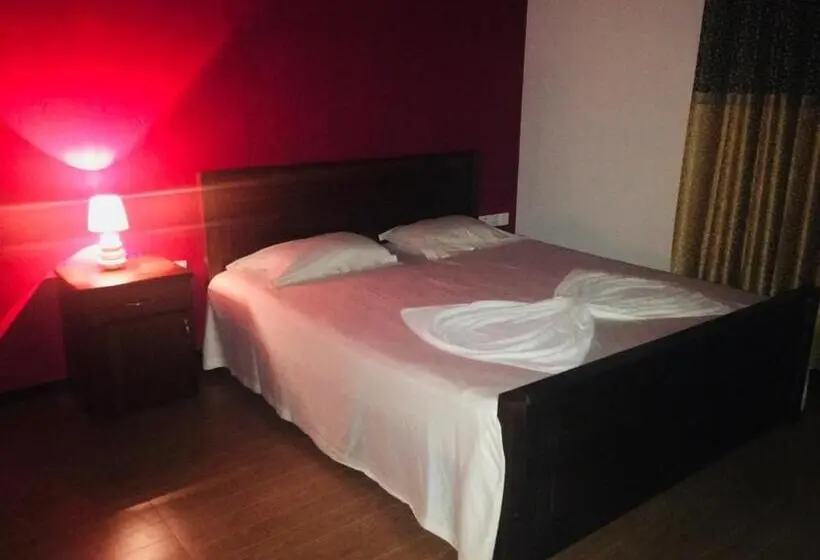 デラックストリプルルーム, Crown Holiday Village Near Marawila