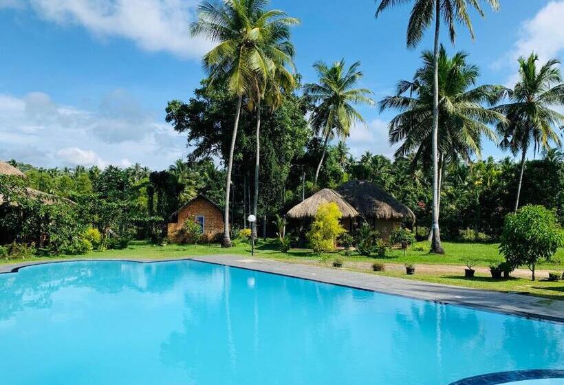 디럭스 트리플 룸, Crown Holiday Village Near Marawila