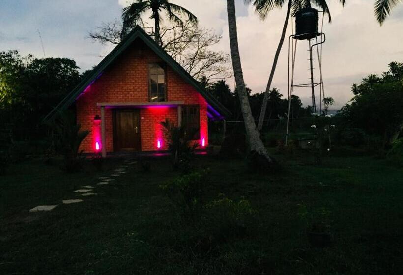 디럭스 트리플 룸, Crown Holiday Village Near Marawila