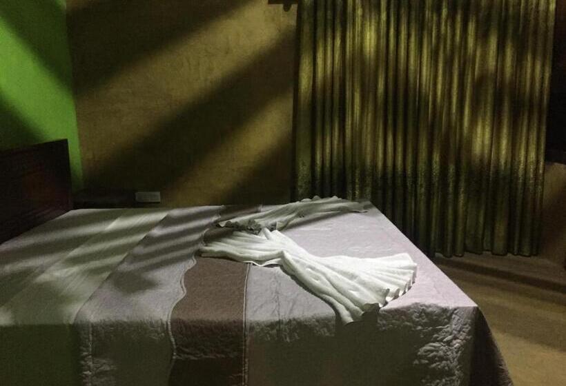 디럭스 트리플 룸, Crown Holiday Village Near Marawila