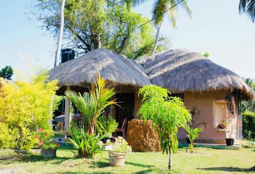 스탠다드 트리플 룸, Crown Holiday Village Near Marawila