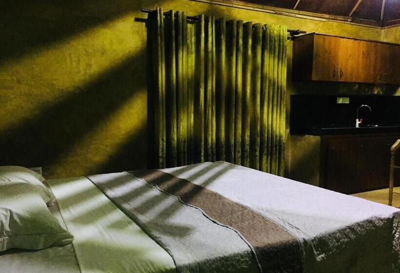 스탠다드 트리플 룸, Crown Holiday Village Near Marawila