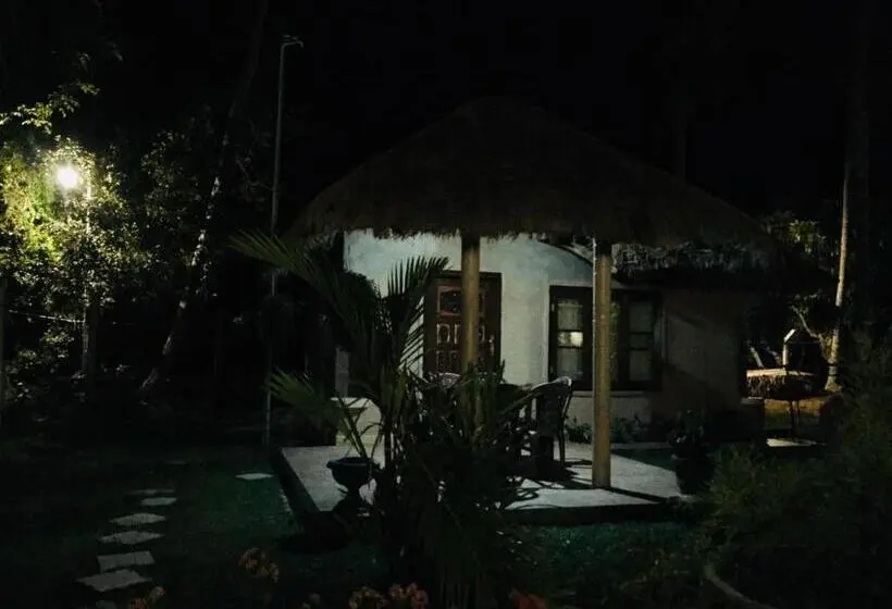 スタンダードトリプルルーム, Crown Holiday Village Near Marawila