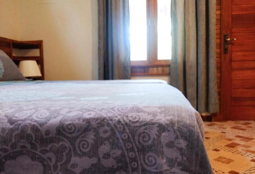 اتاق لوکس, Akiri Surf Retreat