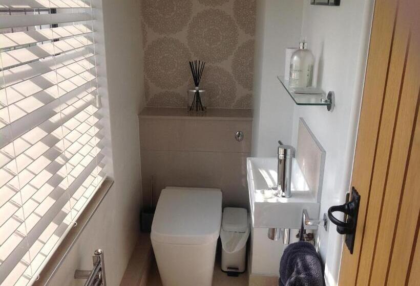 غرفة أساسية, The Coach House