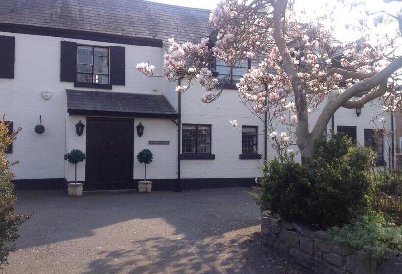 منزل 4 غرف نوم, The Coach House