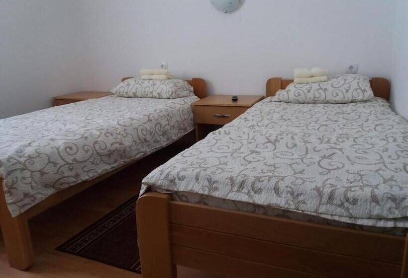 اتاق استاندارد چهار تخته, Vila Vuk Wolf