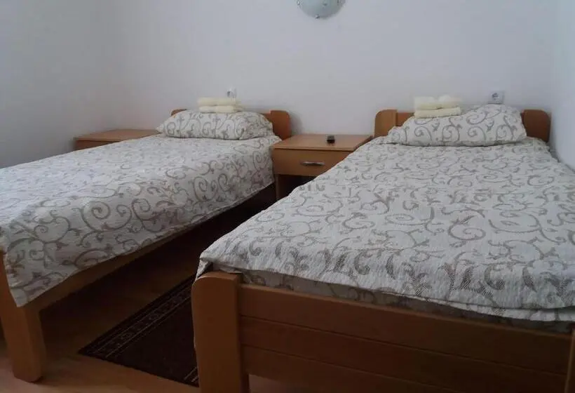 اتاق استاندارد چهار تخته, Vila Vuk Wolf