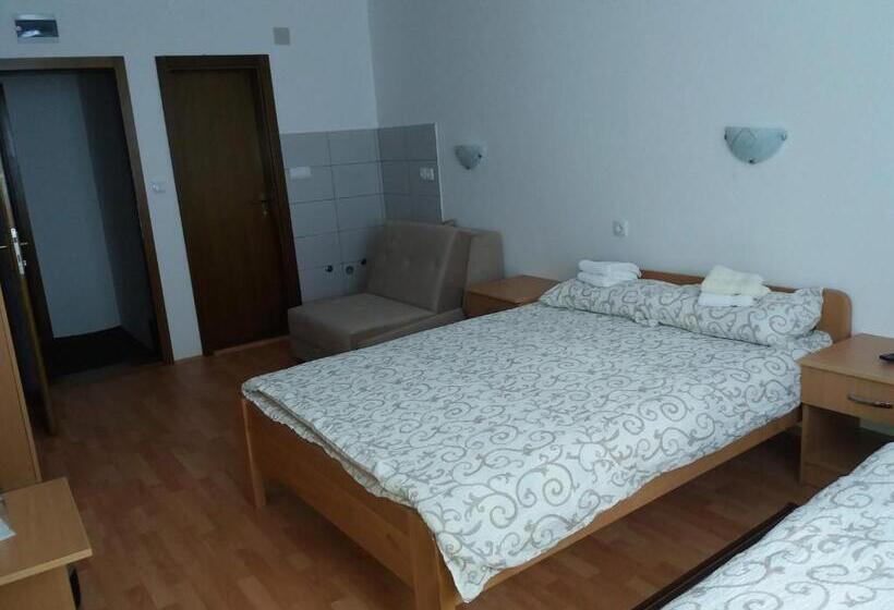 اتاق استاندارد چهار تخته, Vila Vuk Wolf