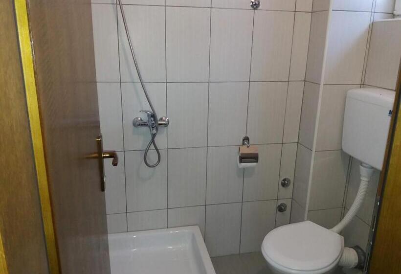 اتاق استاندارد چهار تخته, Vila Vuk Wolf