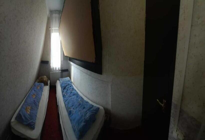 تختخواب در اتاق مشترک, Taj Hostel