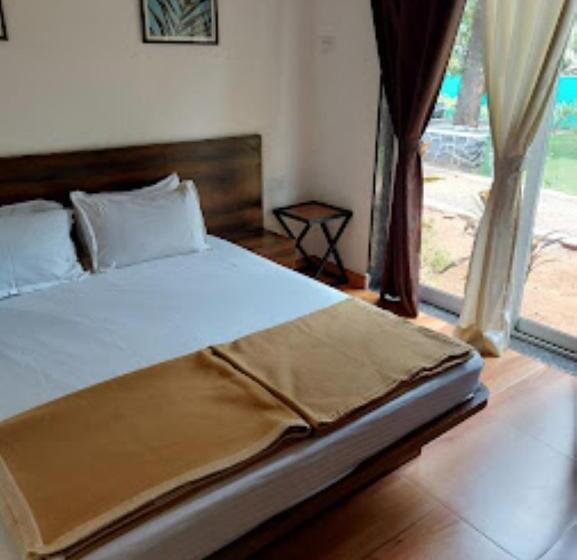 带大床的豪华间, Alive Beach Resort,maral