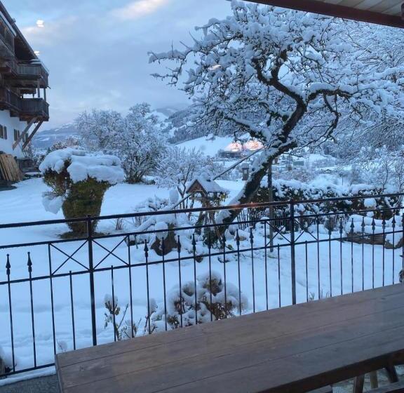 חדר סטנדרט לשלושה עם חדר אמבטיה משוף, Branderhof