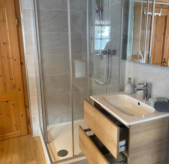 חדר סטנדרט לשלושה עם חדר אמבטיה משוף, Branderhof