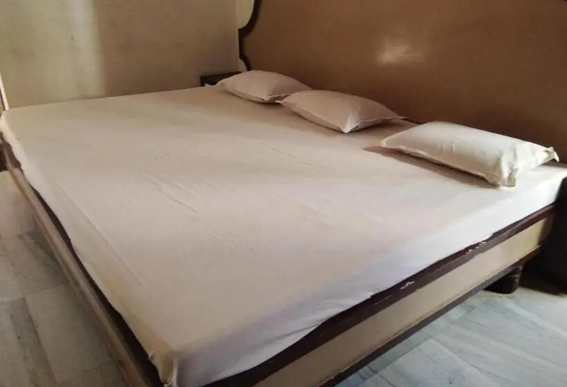 3-Bett-Standardzimmer, John