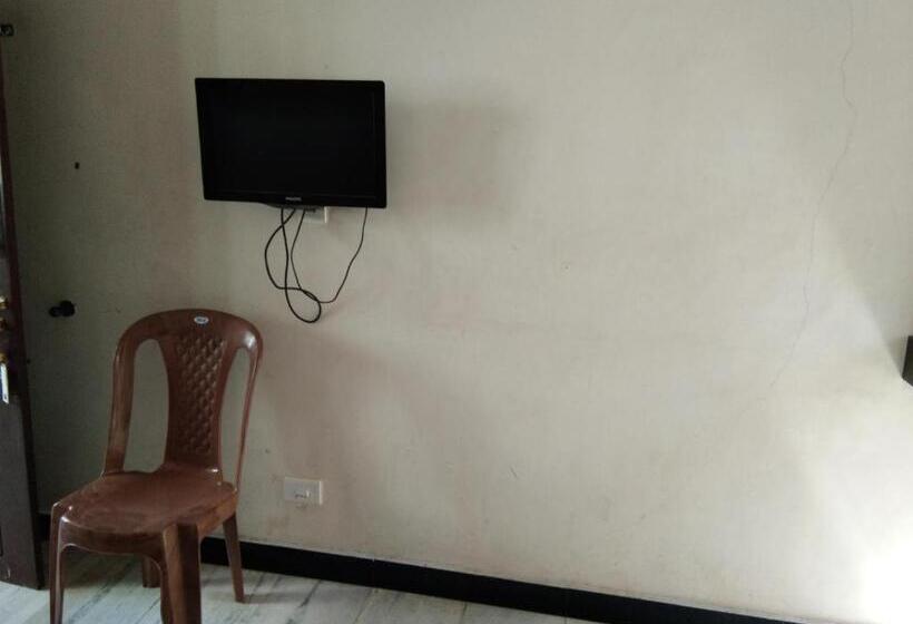 标准三人间, John