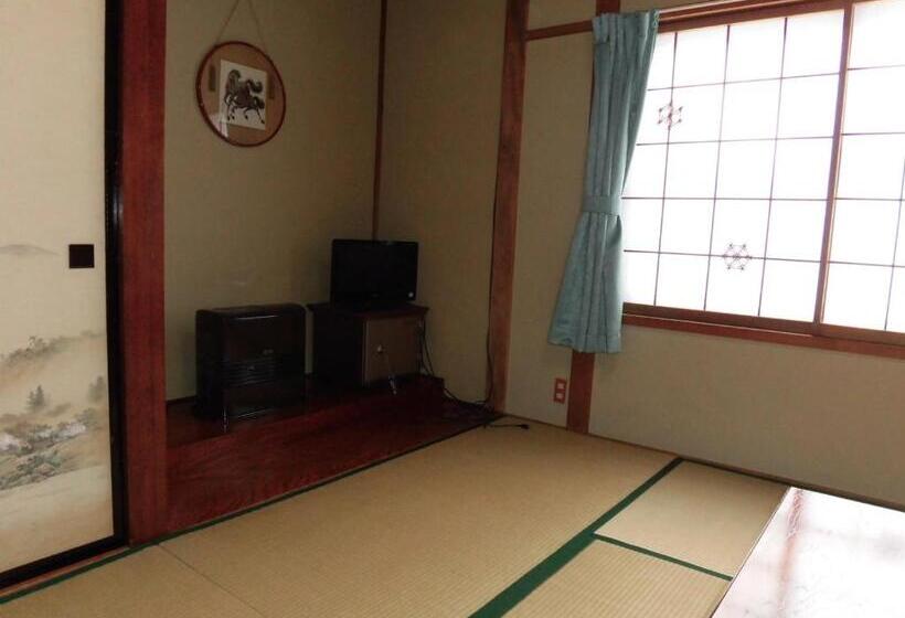 Номер Стандарт Четырехместный Совместный Санузел, Morishigesou