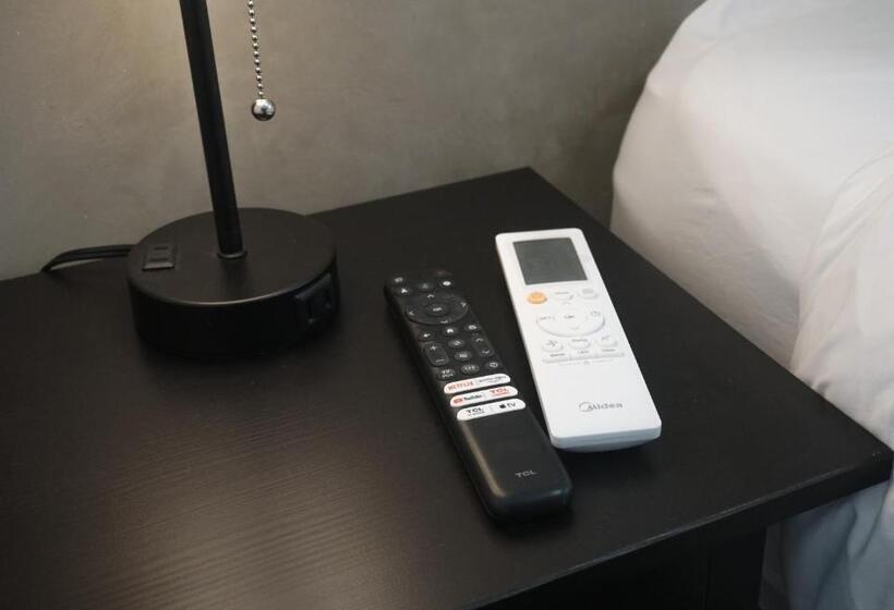 سوییت, The Looking Glass