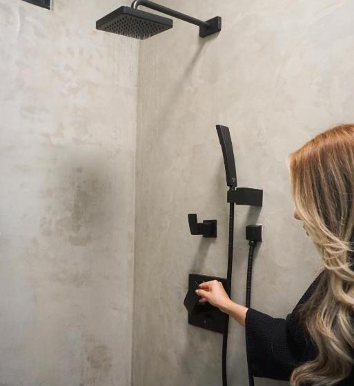 سوییت, The Looking Glass