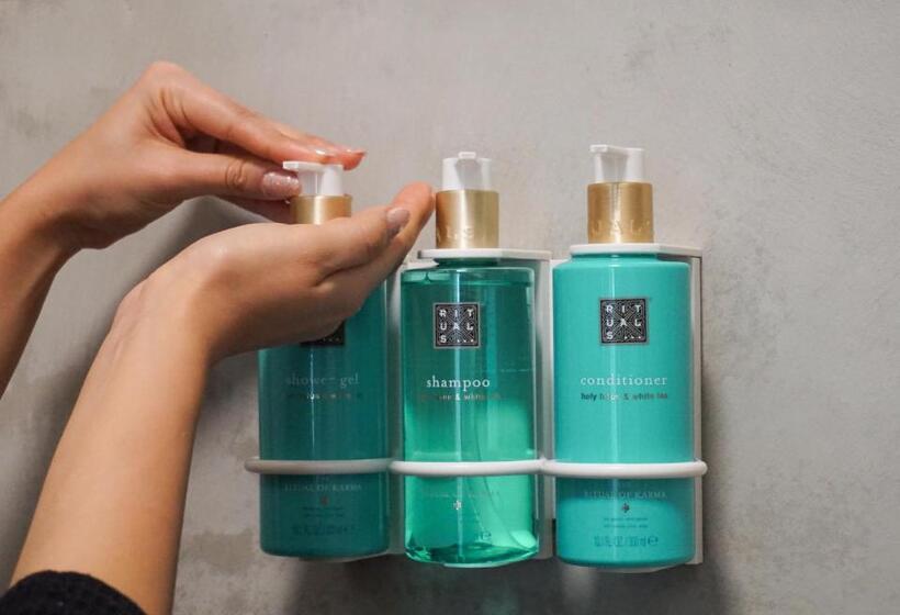 سوییت, The Looking Glass