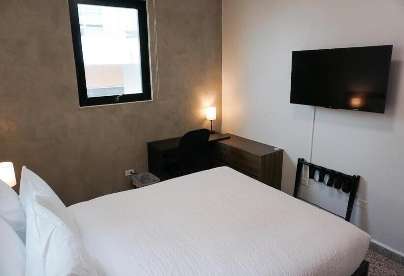 اتاق استاندارد, The Looking Glass