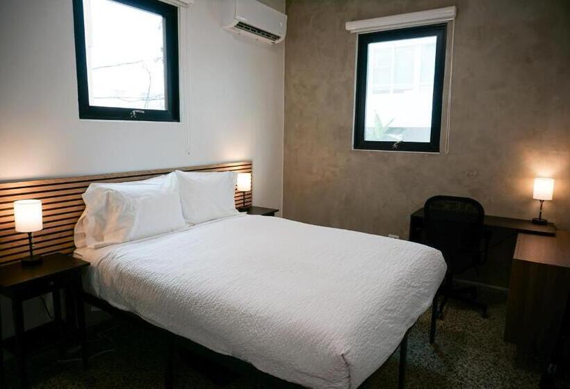 اتاق استاندارد, The Looking Glass