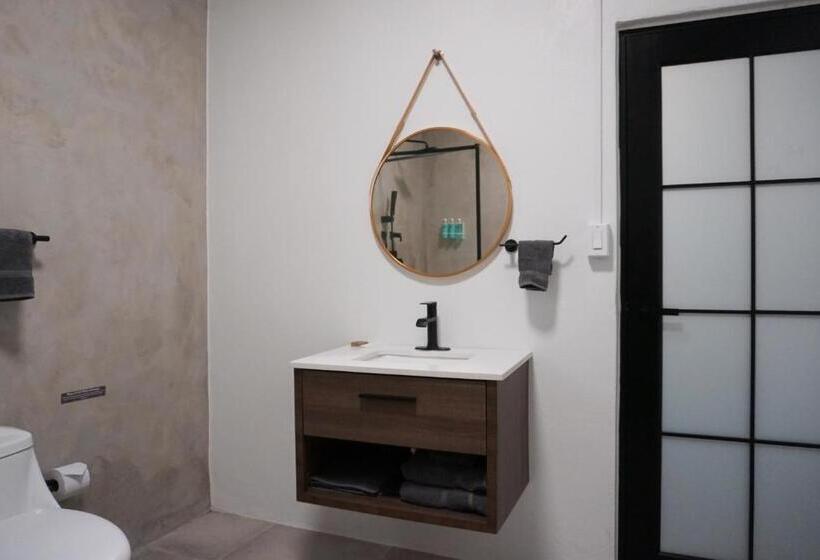 اتاق لوکس, The Looking Glass