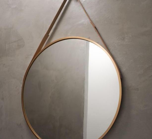 اتاق استاندارد با تخت بزرگ, The Looking Glass