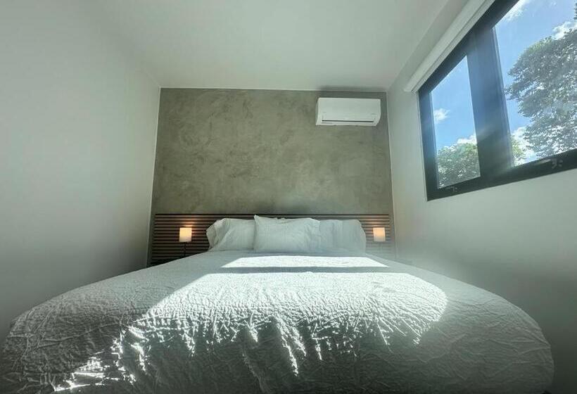 اتاق استاندارد با تخت بزرگ, The Looking Glass