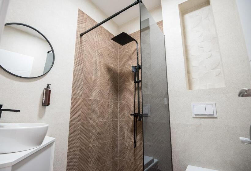 اتاق لوکس با بالکن, Leo Luxury Rooms I Apartments